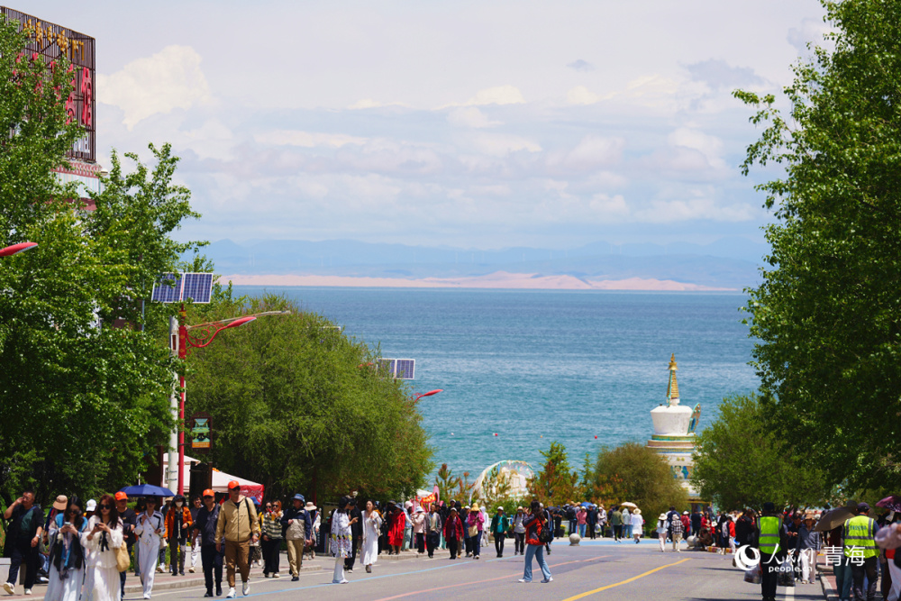 今年青海湖主景区旅游人次突破百万