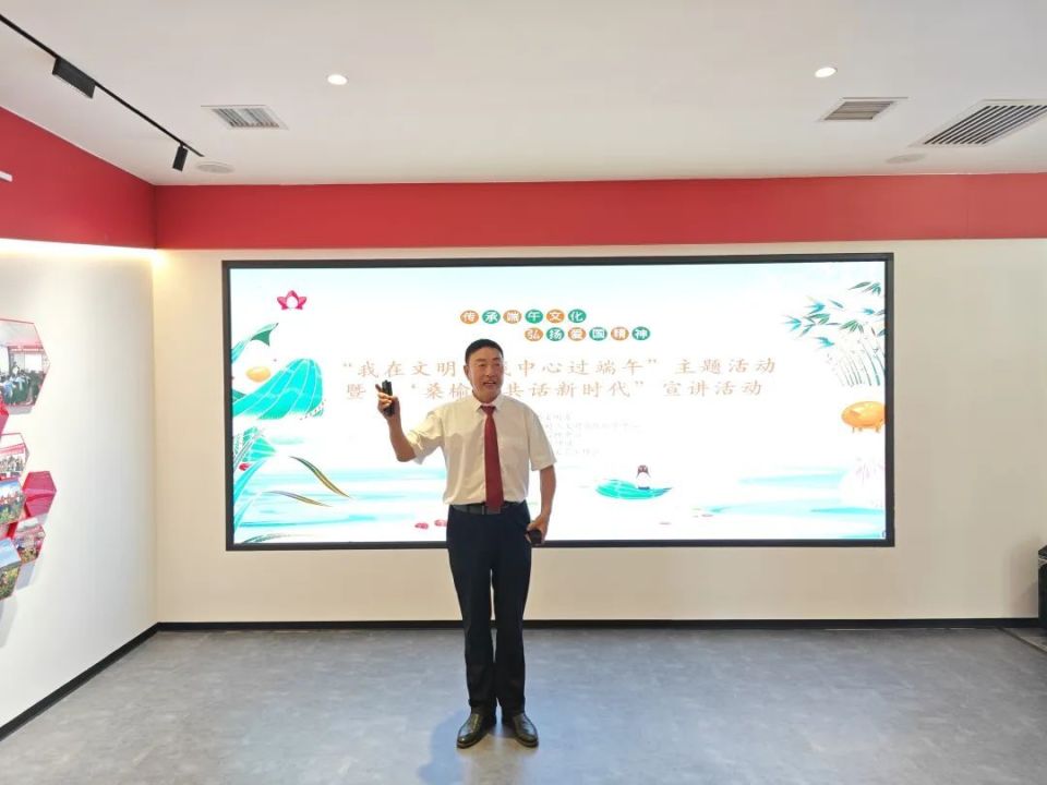 活动现场,文明实践志愿者通过微宣讲,歌曲,舞蹈,小品,快板等丰富多样