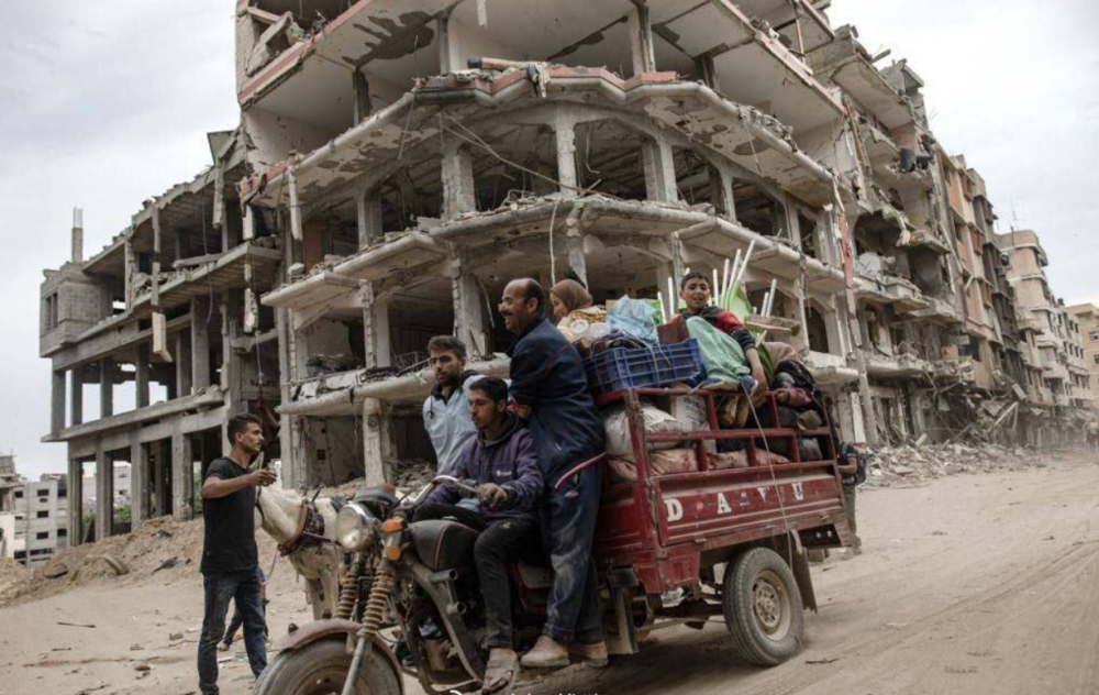 巴勒斯坦民众返回加沙南部汗尤尼斯市,图自社交媒体《华尔街日报》