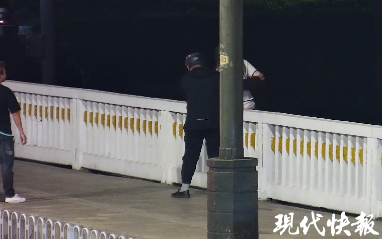 全城寻找"头盔哥"!凌晨南京街头这一幕令人动容