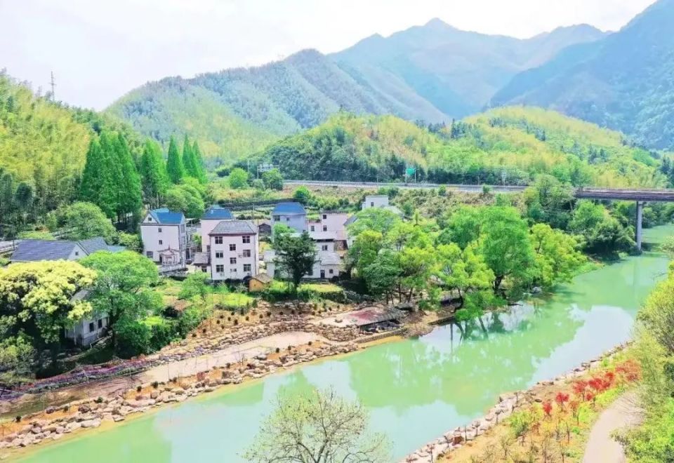 丽水市遂昌县,衢州市龙游县两地,其中遂昌县36km,龙游县55km,是浙江