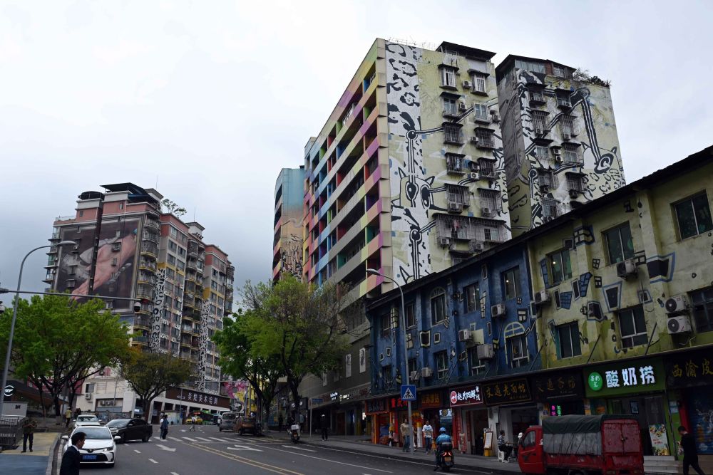 重庆九龙坡区黄桷坪涂鸦艺术街让人流连忘返