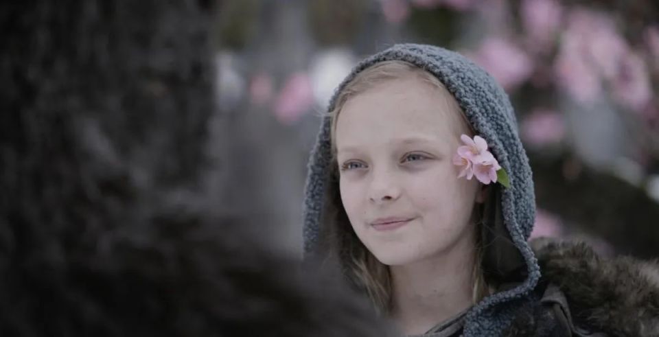 诺亚和拉卡救助的人类女子(真名为梅),也用了《猩球崛起3》中凯撒