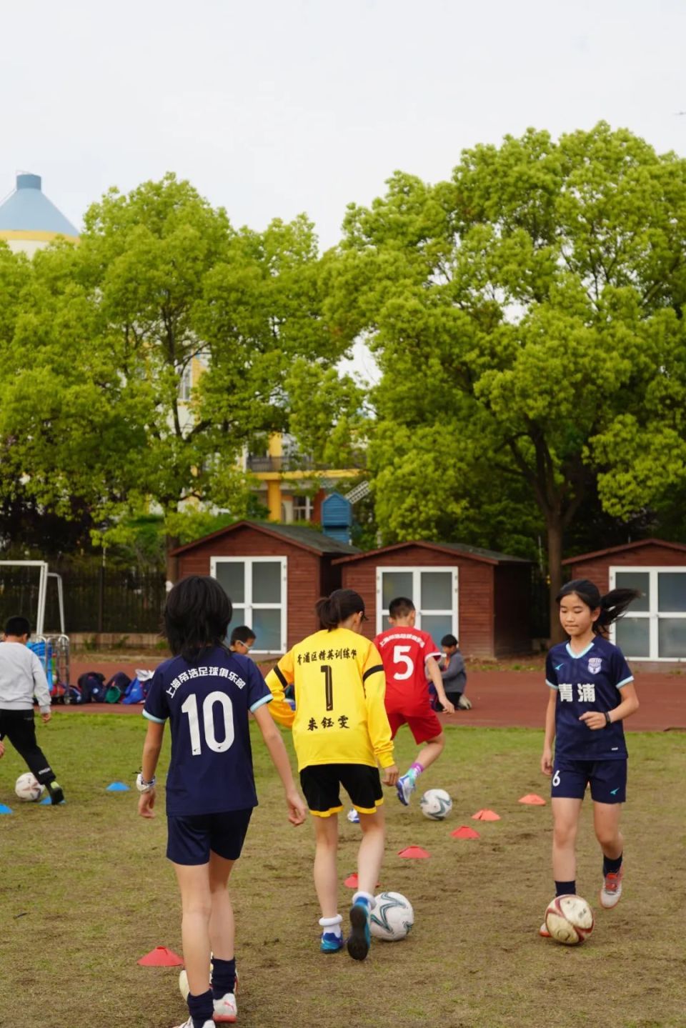 踢足球铃声响下课了（踢足球铃声响下课了操场上真热闹跳绳踢键丢沙包）