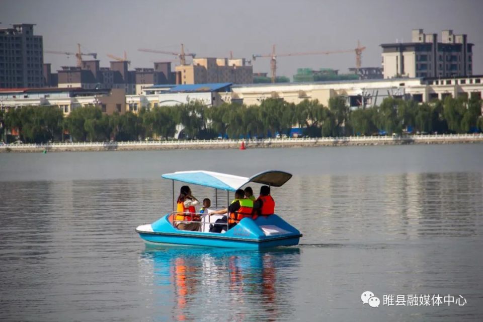 记者在睢县北湖公园凤鸣岛看到,市民们在景区内散步,划船,尽享悠闲的
