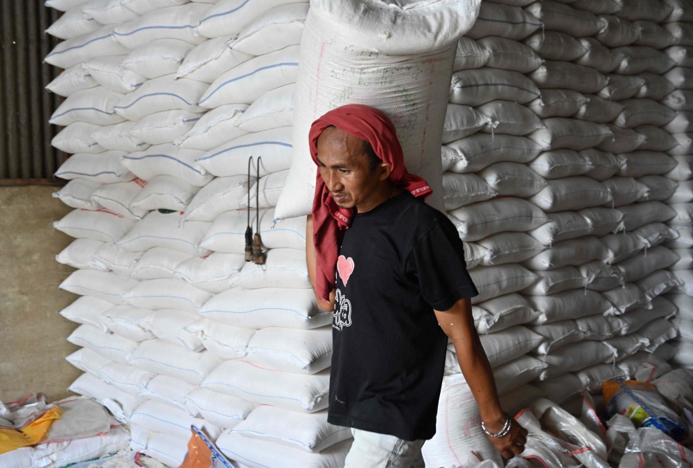 (外代一线)印尼:搬运大米的工人