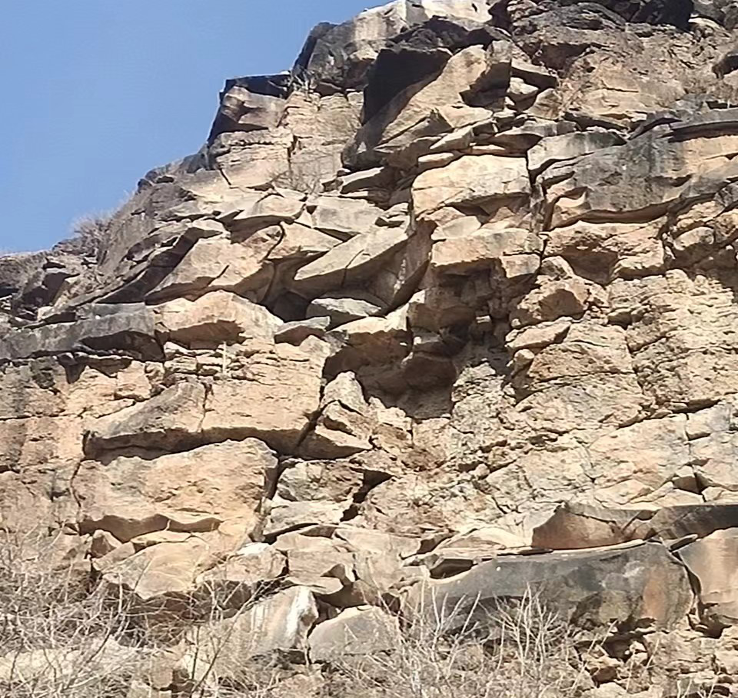 鄂尔多斯市伊金霍洛旗札萨克镇新街村灾害风险隐患信息员仁庆苏娃巡查