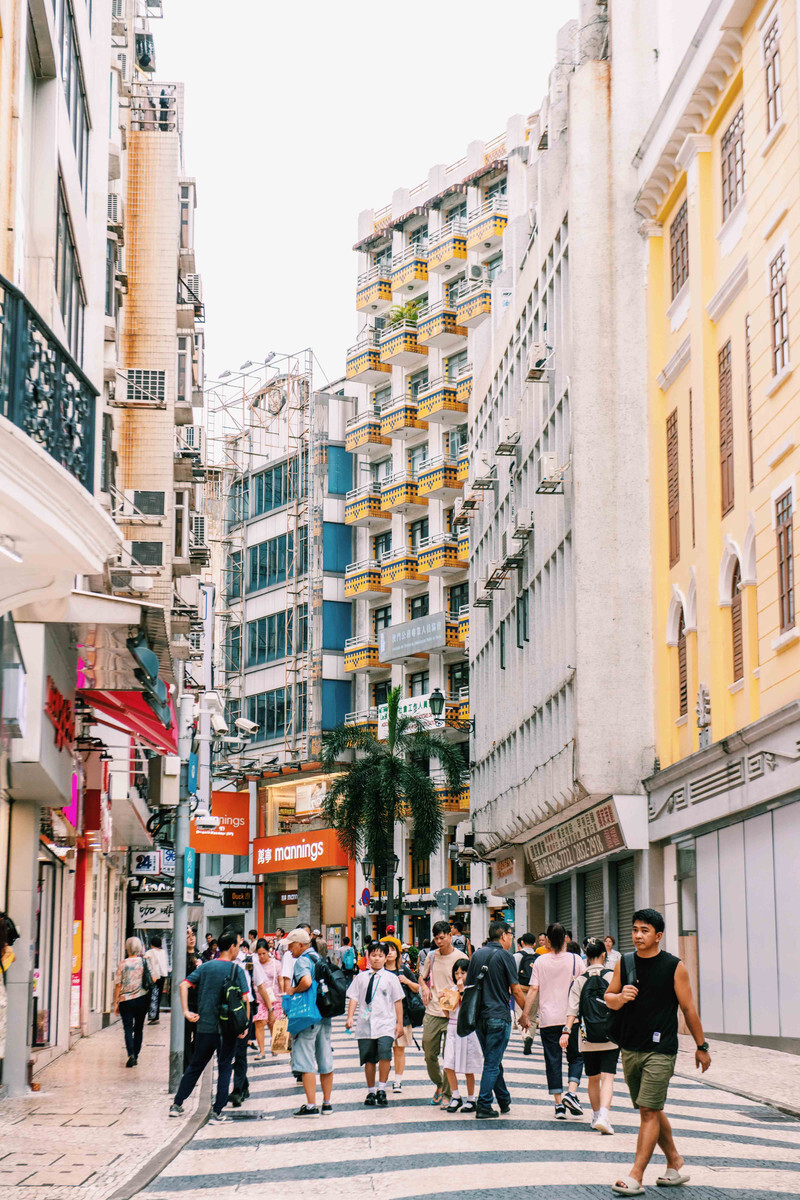 人们可以在附近漫步,欣赏周边的古老街道和建筑,品味传统的澳门美食.