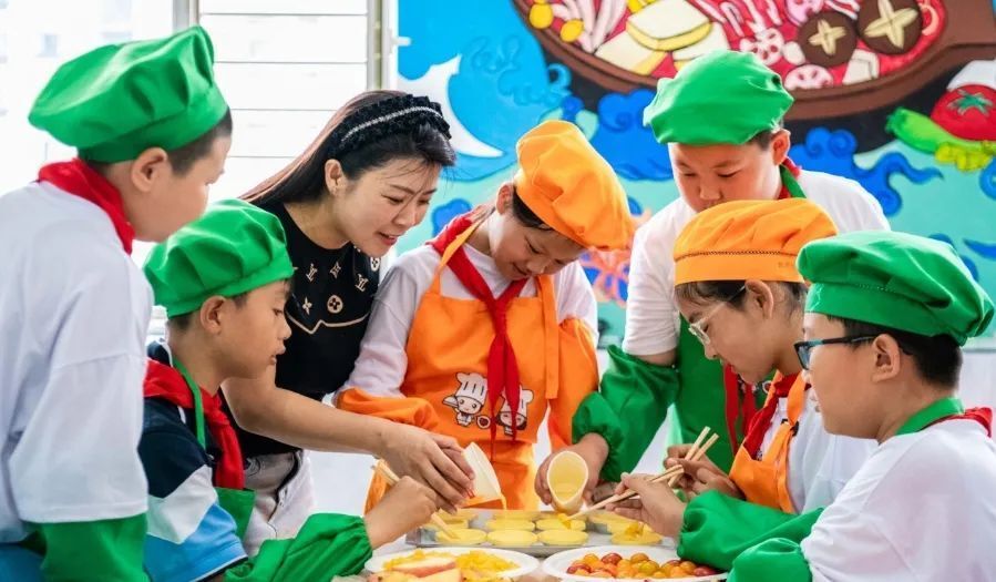 "烹饪课堂"学厨艺 美食实践促成长