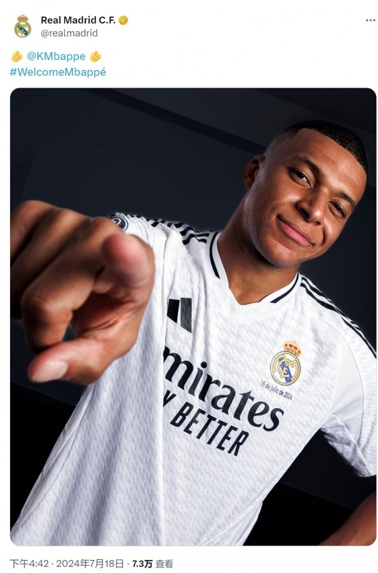 皇马晒姆巴佩身穿本队球衣照片,姆总面带微笑指向前方