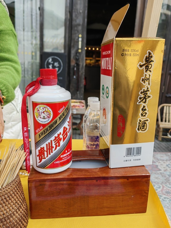 我问她:"你们往里面加茅台酒会亏钱吗?感觉成本一下子上去了.