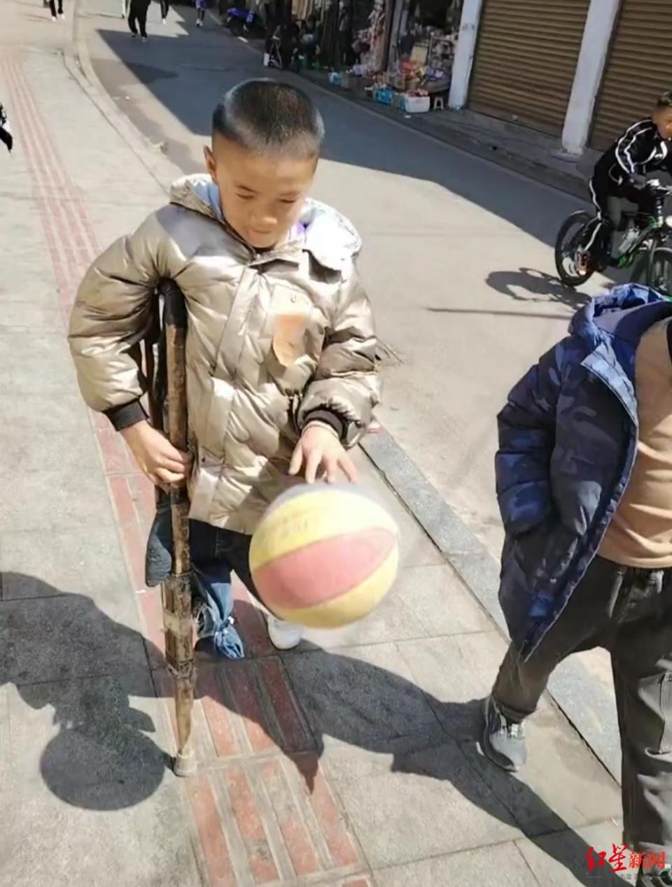 11岁独腿男孩拄拐打篮球走红:运球动作娴熟丝滑,还曾与偶像易建联"