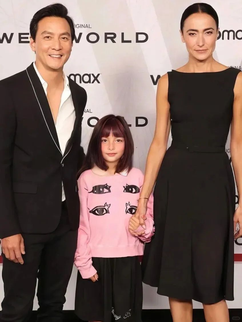 吴彦祖前段时间还在社交空间发了他和老婆庆祝结婚纪念日的照片.