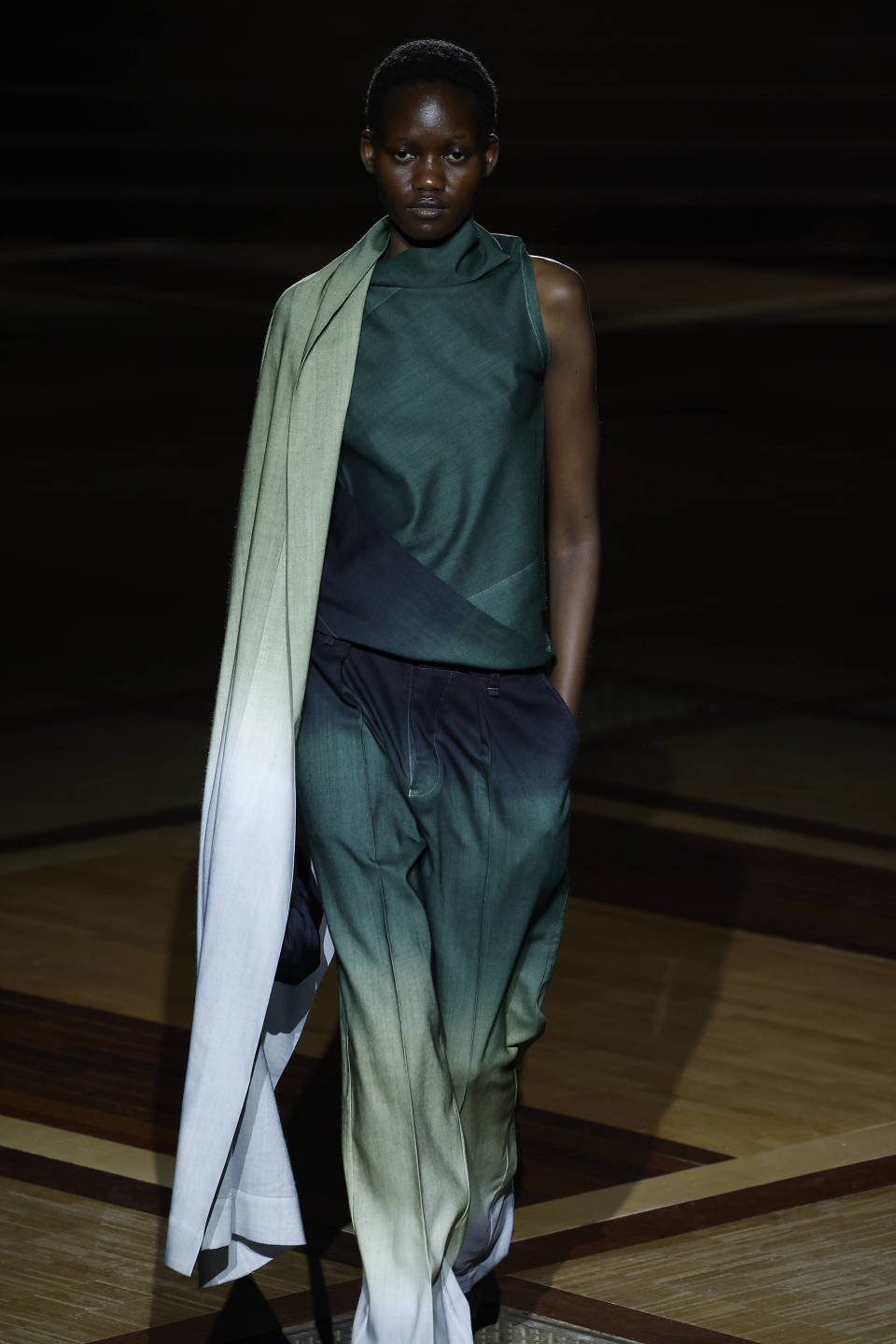 模特在法国巴黎时装周上展示三宅一生品牌的2024/25秋冬新款服装