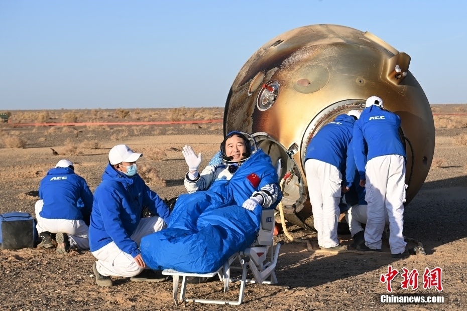 神舟十六号航天员乘组安全顺利出舱
