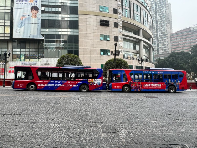 足球传奇赛主题观光巴士上路!坐上大巴打卡靓丽重庆_腾讯新闻