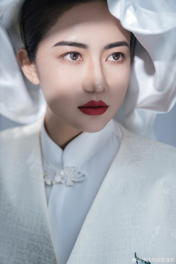 女运动员的另一面李佳悦发布黑白多样风格写真