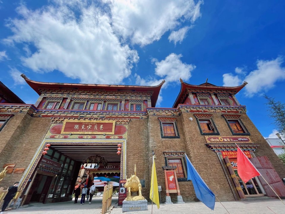 古城外的景点迪庆文化广场,文化博物馆,龙潭湖公园,百鸡寺住宿:推荐