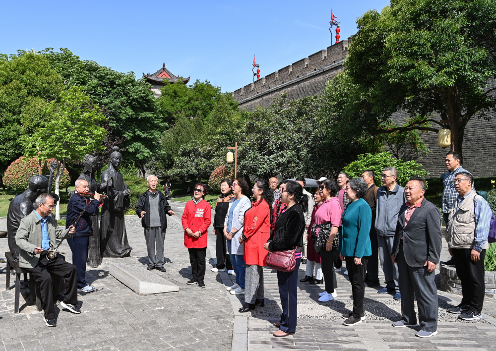 新华社记者 张博文 摄西安交响乐团在西安大雁塔北广场户外公演(2020