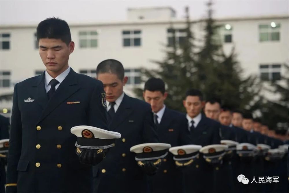 海军官兵向南京大屠杀死难者寄托哀思_腾讯新闻