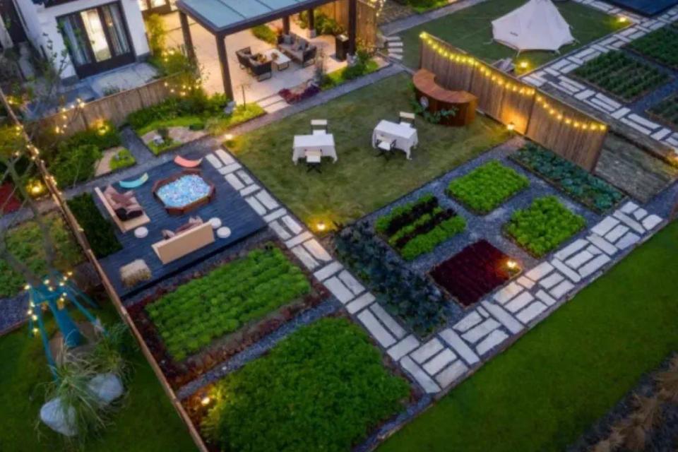 不同特色主题度假农庄,配备齐全的餐客厅及家具设备,开阔庭院和大片田