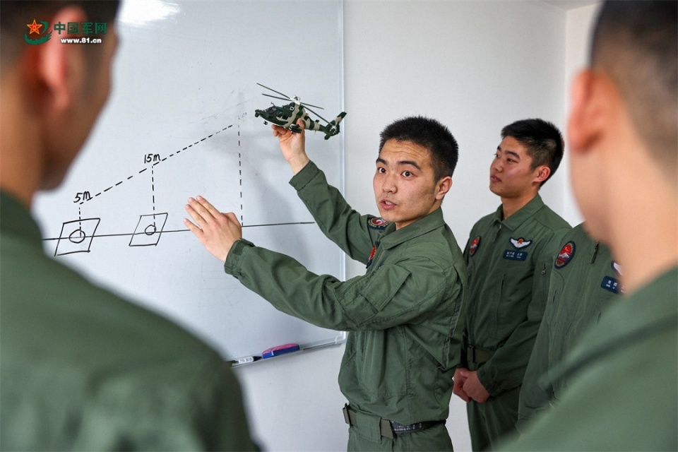 鹰击长空砺铁翼——武警第一机动总队某支队跨昼夜飞行训练掠影