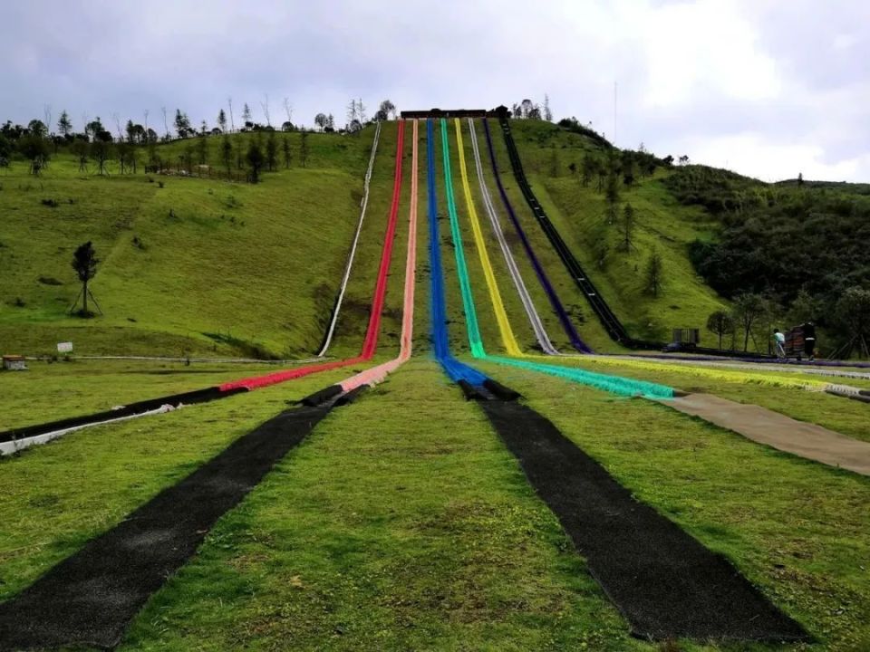 放马坪高山草原景区滑草场罗振飞/摄地址:兴仁市下山镇马乃营村航班