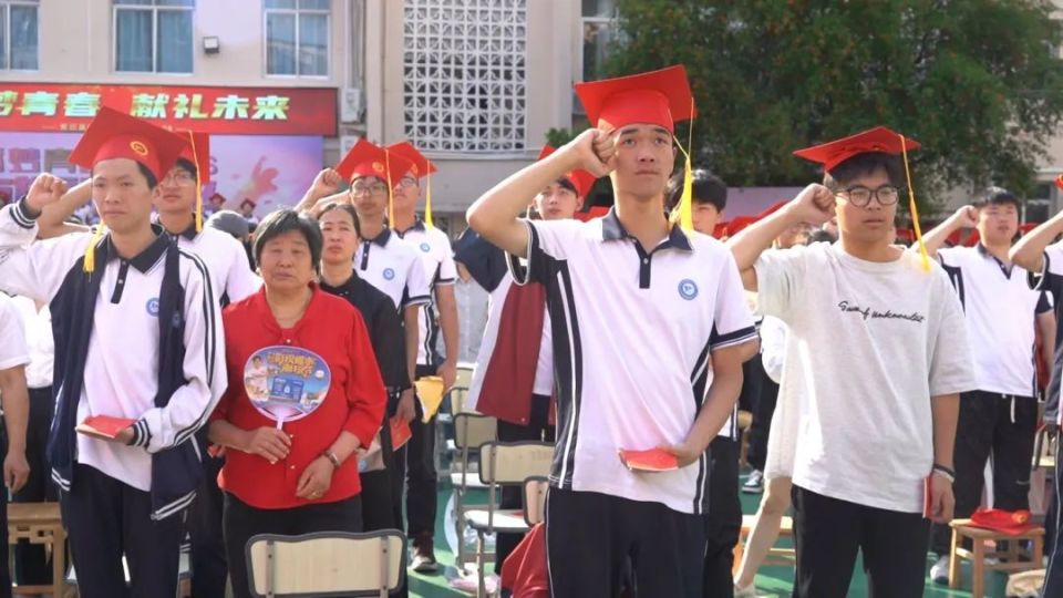 5月8日,青田县中山中学举行2024届高三学生成人礼仪式.