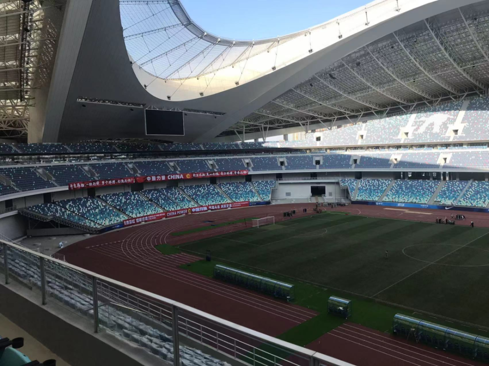 按照规划,厦门奥体中心东南角设有专门的地铁站,但目前还未通车.