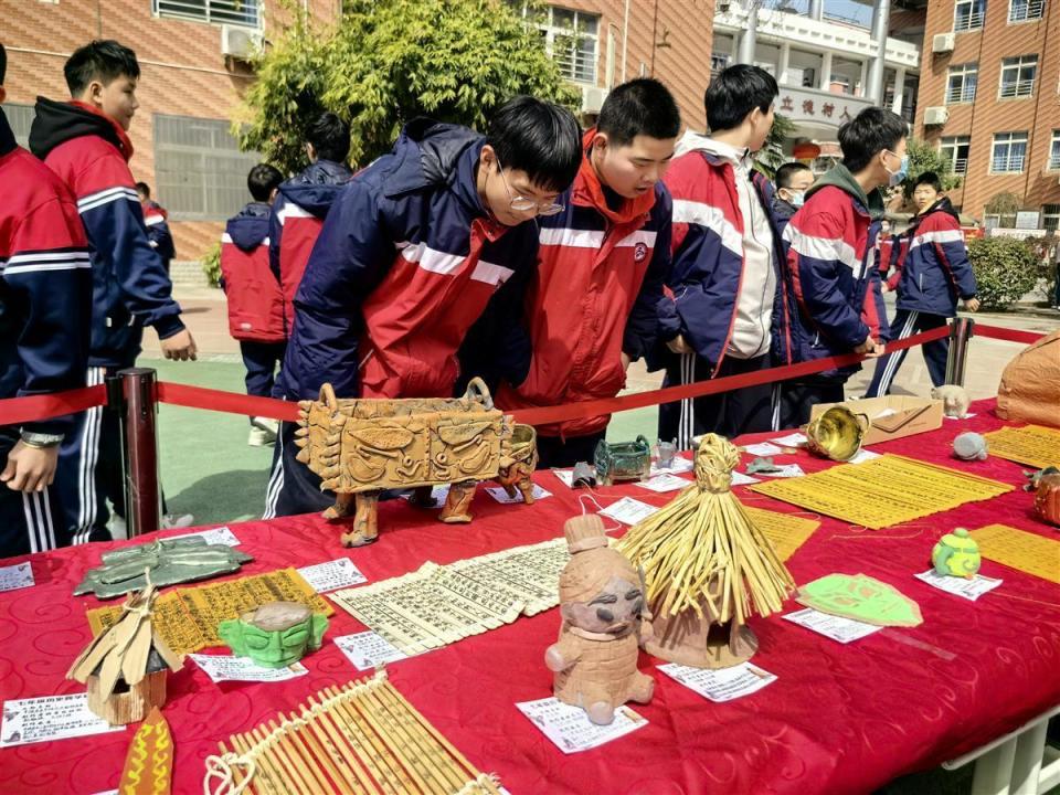 厉害了初中生手工复刻近500件文物学校为其办展览