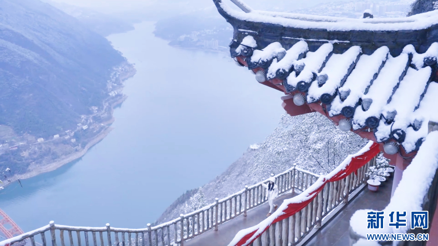 重庆巫山春雪润峡江