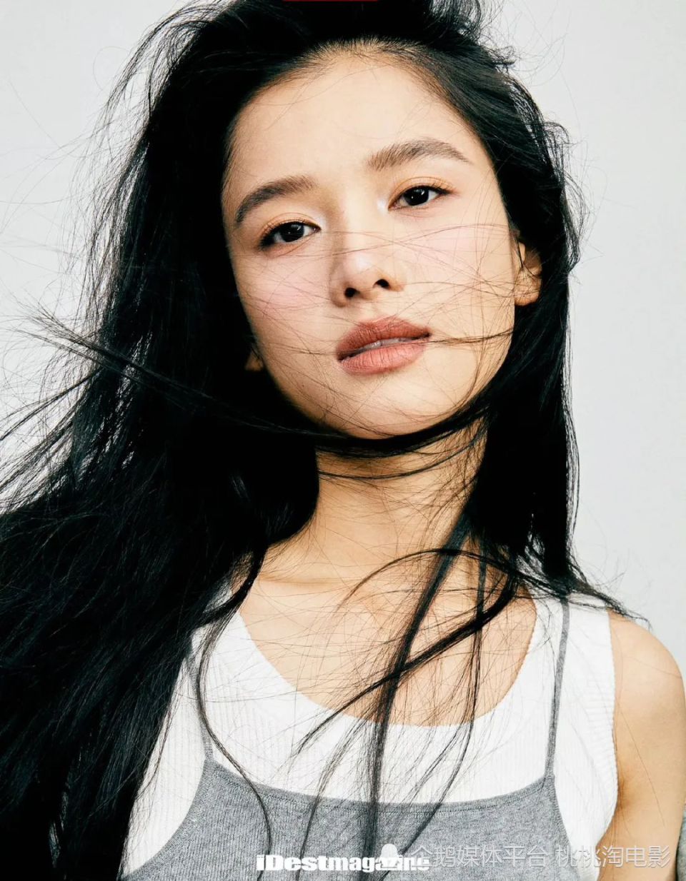 演员张婧仪《idest》杂志大片,波浪卷发夸张眼妆化身复古女郎_腾讯