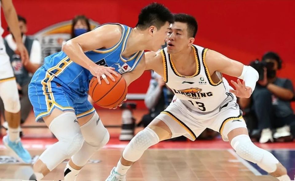 球迷们也都看到了事实,内线韩德君和李晓旭的年龄又大了一岁,虽然韩德