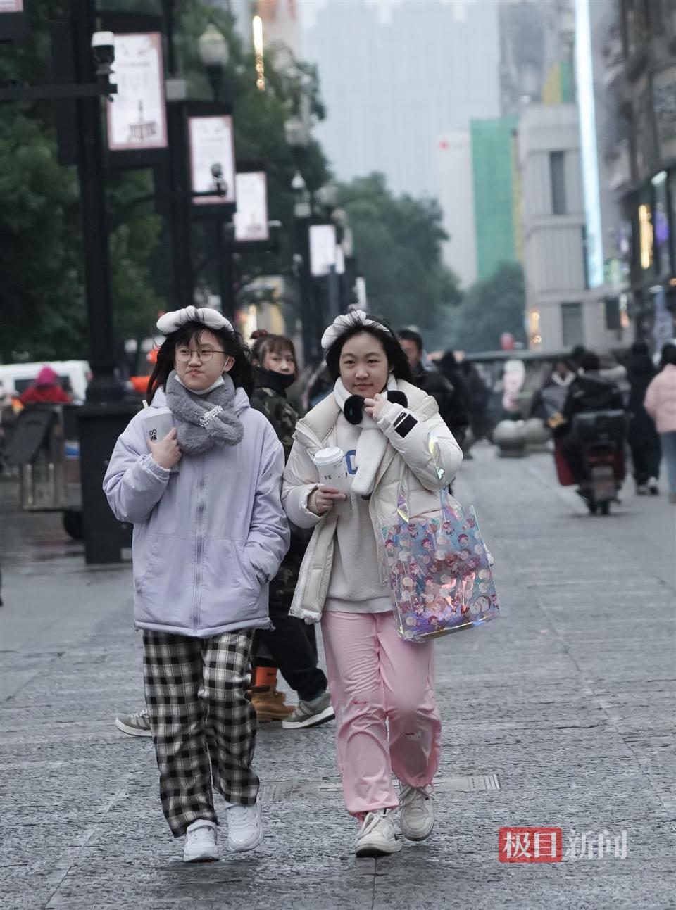 寒風冷雨武漢江漢路步行街熱啟冬裝秀