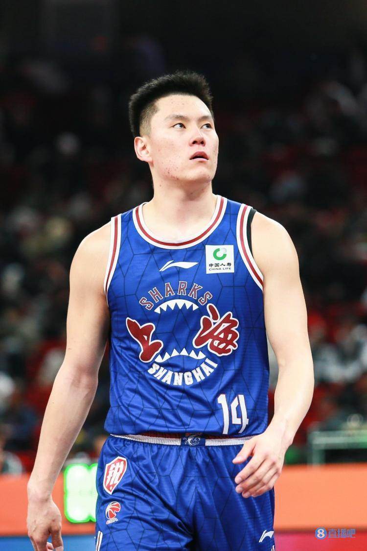 表现高效李弘权11中7拿下17分8板2断