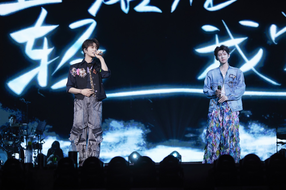 王源2024客厅狂欢二巡顺利举行 绿海点亮郑州人气爆棚