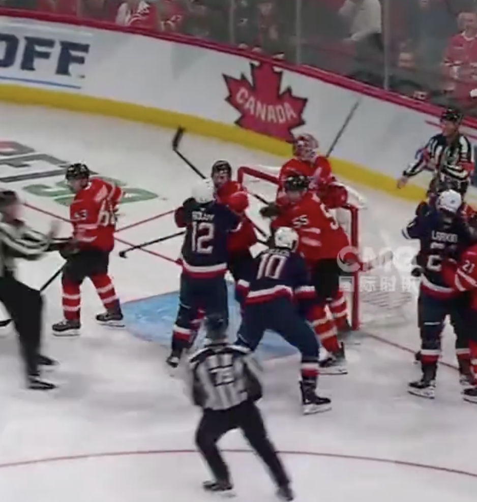 美加冰球赛撕破脸！9秒内3次斗殴，加拿大球迷狂嘘美国国歌-腾讯新闻