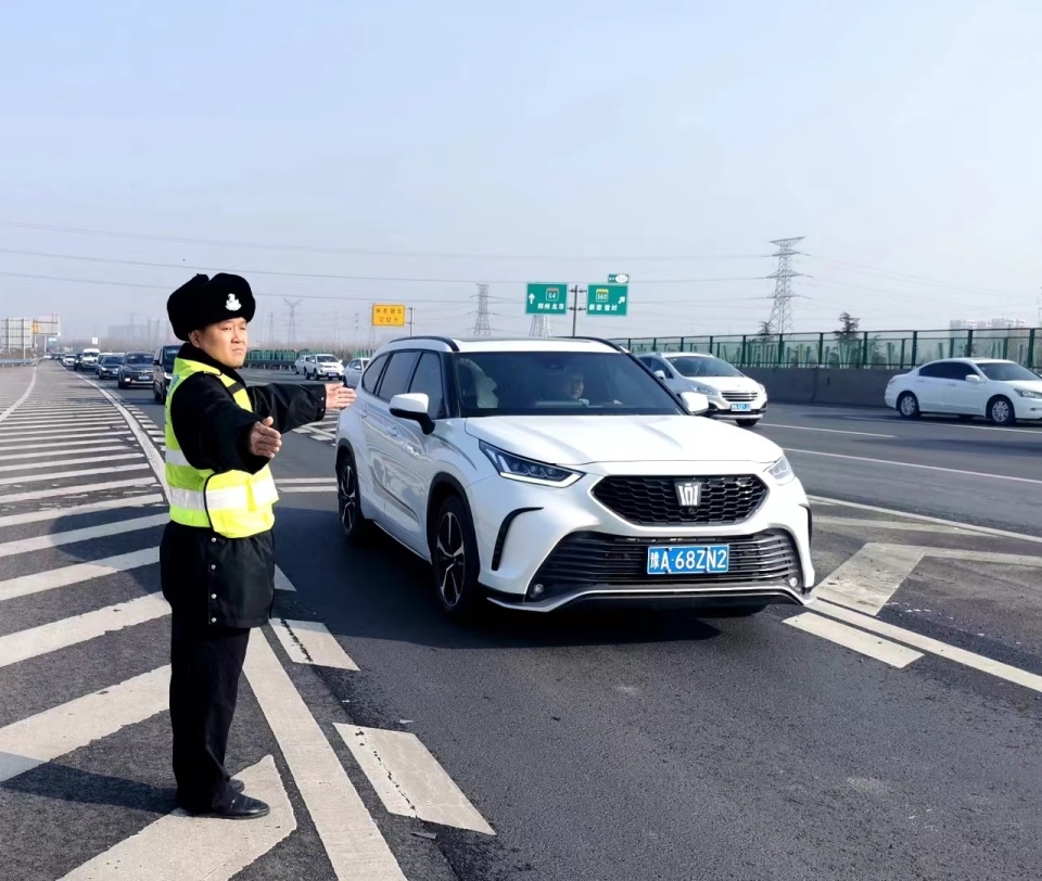 河南高速交警提醒:大车流叠加雨雪天气,错峰返程更