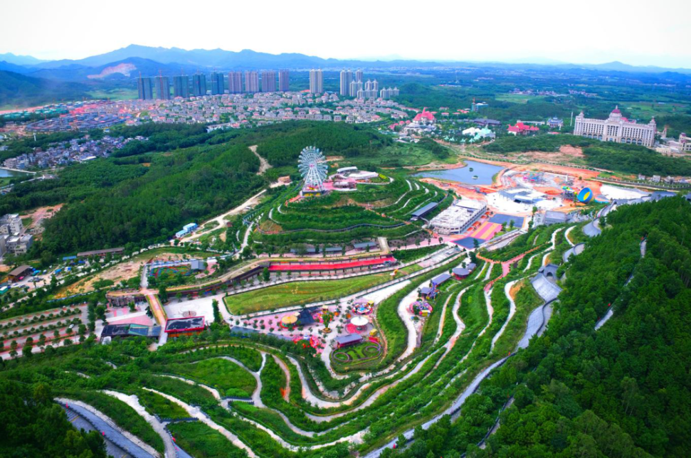簕菜文化创意园簕菜文化创意园位于恩平市恩城街道,占地面积270亩