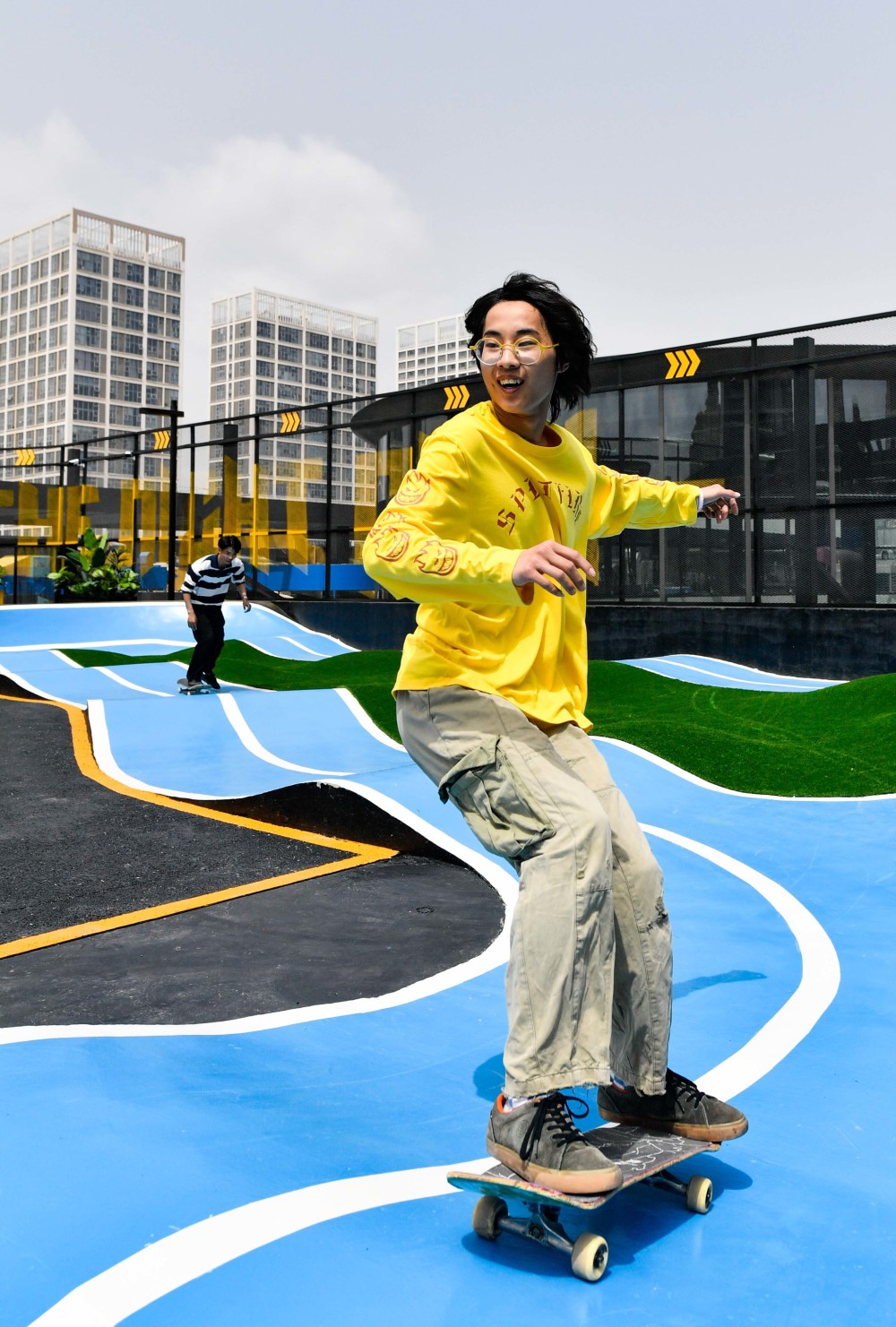 新华社记者 孙凡越 摄4月28日,在天津中海环宇城购物中心楼顶滑板公园