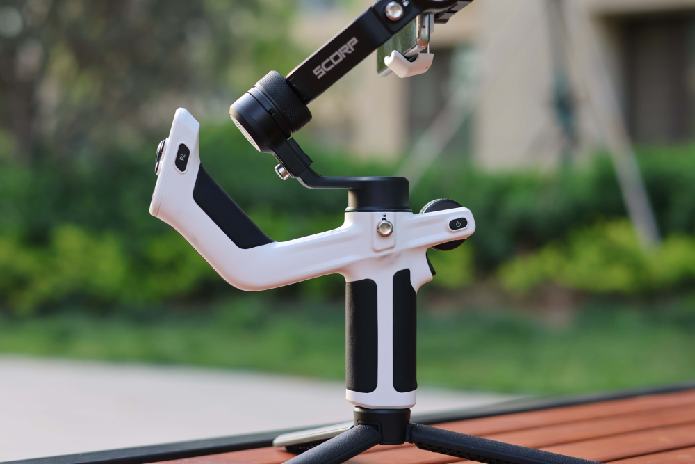 当之无愧的手机稳定器机皇,飞宇scorp mini p稳定器评测_腾讯新闻