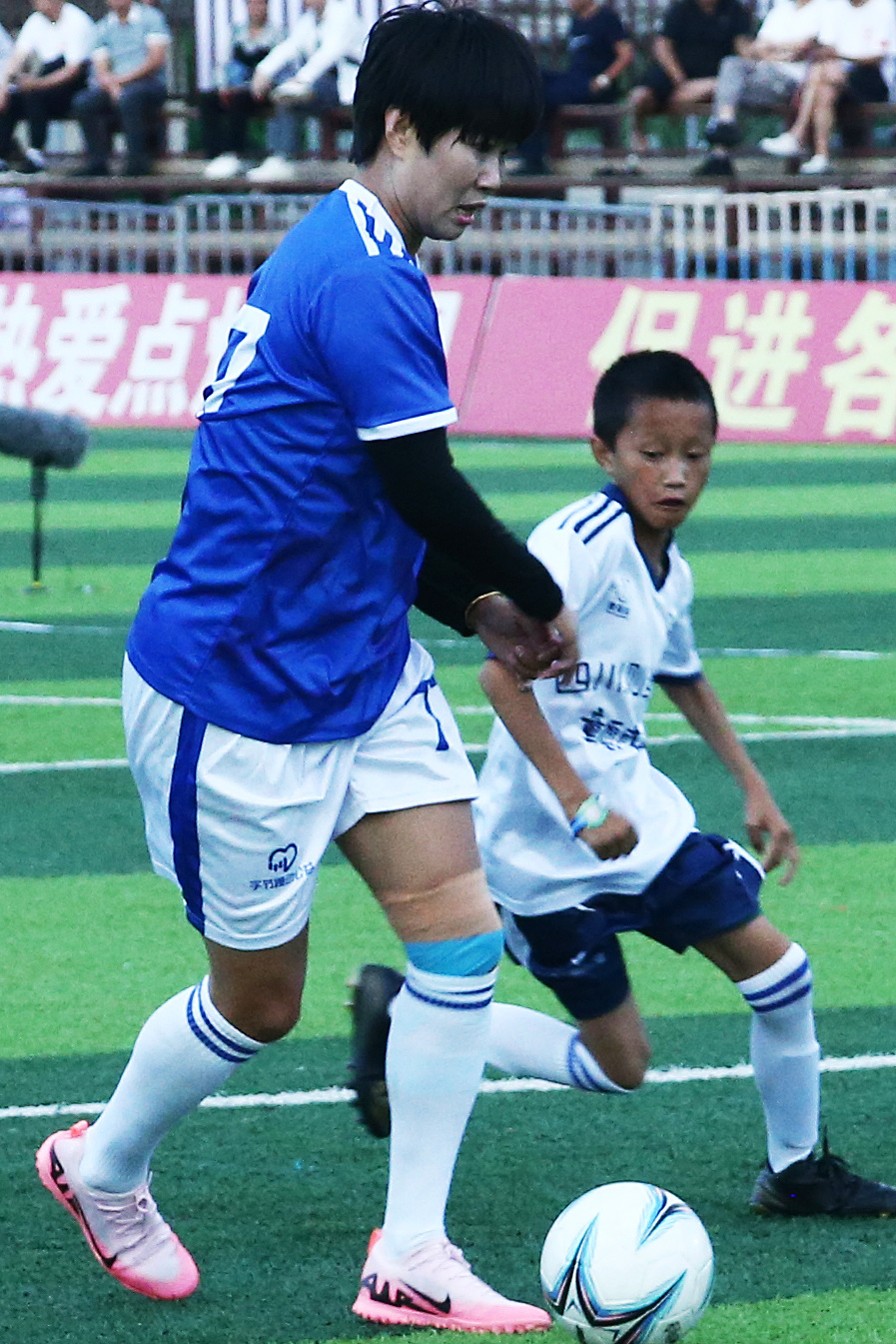 韩端现身中超帽子戏法 儿童节为孩子倾情表演