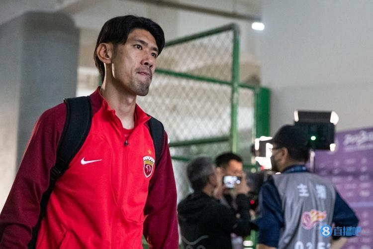 记者吕文君已被送往医院检查希望伤势不那么严重