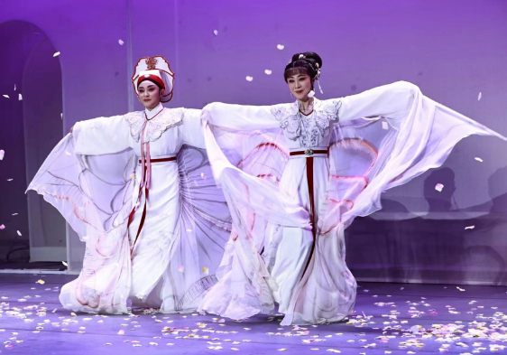 图说:杨婷娜,李旭丹演出《梁祝》 祖忠人 摄小剧场版本的上演,源自