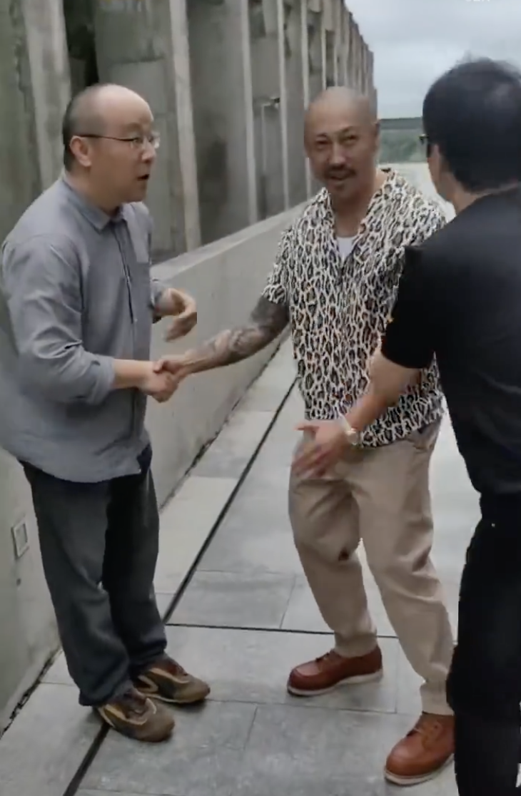 53岁窦唯疑父女恋与女子约会变化大女方漂亮与窦靖童年龄相仿