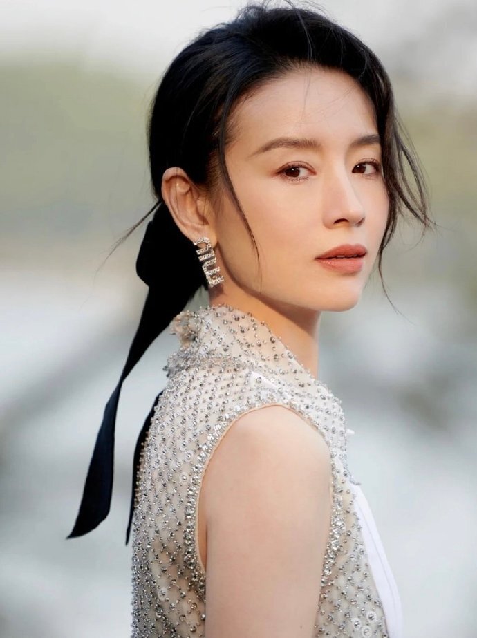 而董洁的现状,前文提到的采访稿已经勾勒出了大体情况,年过四十的中年