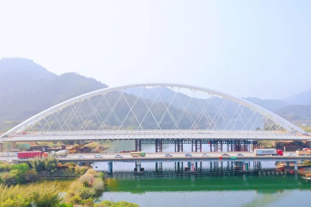 深汕大桥主桥桥面板安装完工