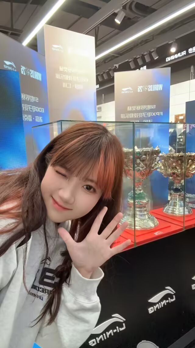 LPL可爱女解说与知名主播官宣恋情：谈得都挺认真，本想结婚后再说_腾讯新闻