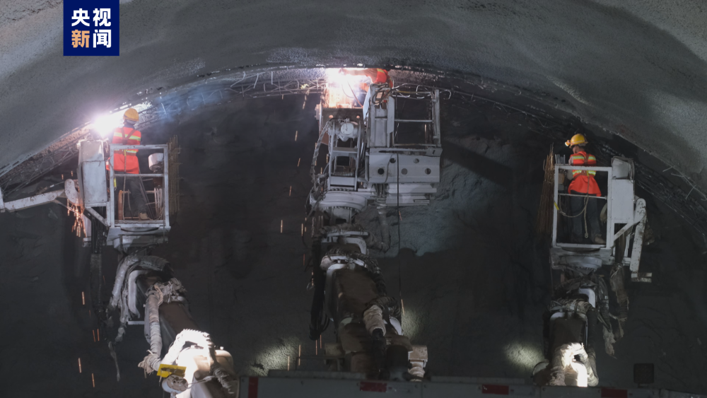 中线高铁自重庆枢纽重庆北站起,向西经重庆市渝北区,沙坪坝区,璧山区