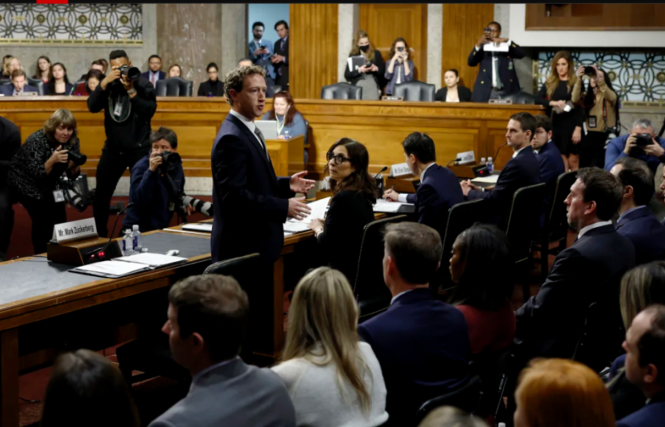 扎克伯格在议员"逼迫"下现场道歉_腾讯新闻